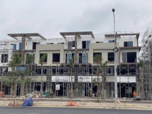 Ảnh tiến độ Izumi City tháng 6/2023: dãy nhà dựng giàn giáo