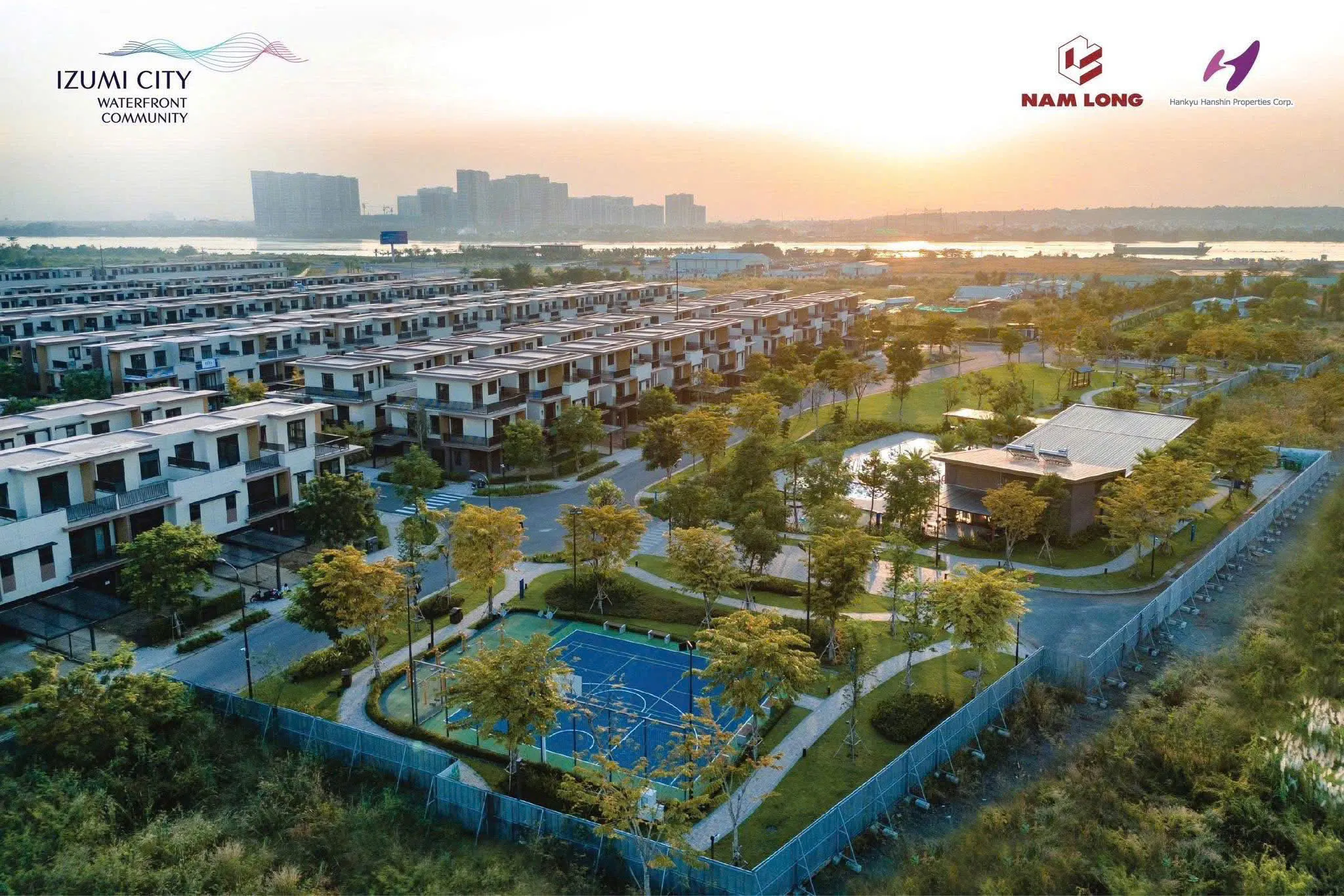 Ảnh thực tế khu nhà thấp tầng Izumi City đã xây dựng bên hồ cảnh quan lúc hoàng hôn