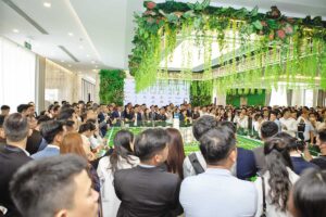 Khách tham dự vây quanh sa bàn tại lễ ra mắt một dự án bất động sản phía Nam