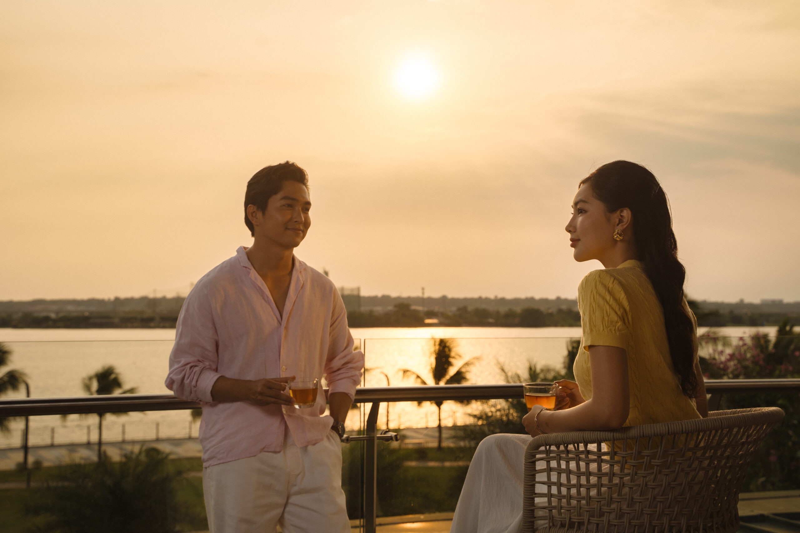 Cặp đôi thư giãn trên ban công hướng ra sông Đồng Nai tại khu đô thị Izumi City