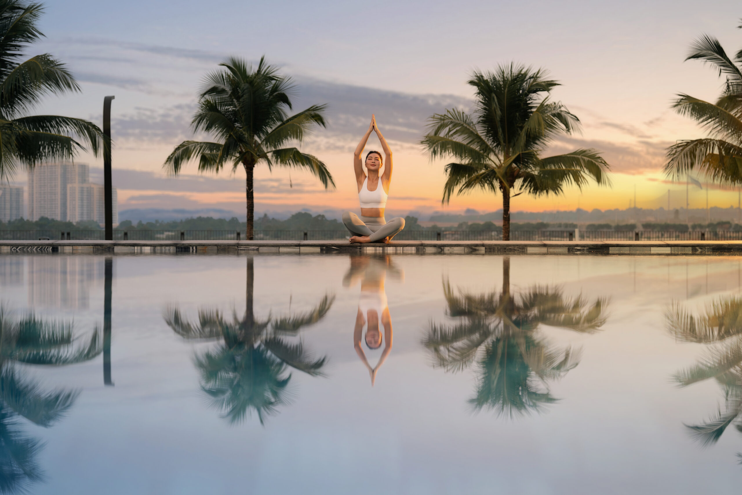 Không gian hồ bơi và hàng cọ ven sông tại Izumi City, nơi cư dân tập yoga buổi sáng