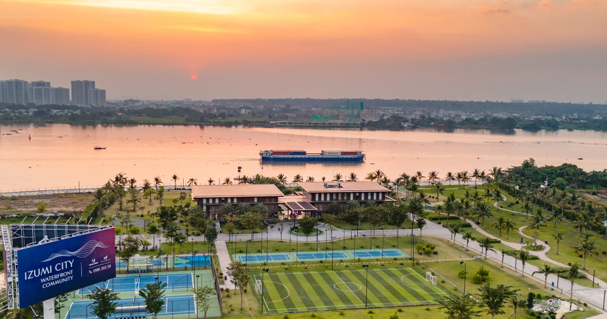 Sân thể thao và cụm tiện ích ven sông Đồng Nai tại Izumi City nhìn từ trên cao lúc hoàng hôn